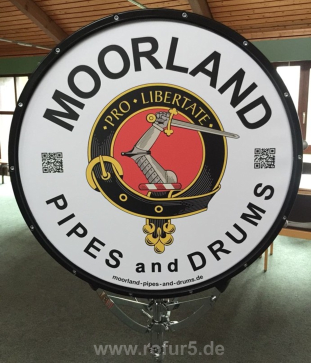MOORLAND PIPES AND DRUMS - das Band-Emblem auf der Bass Drum.